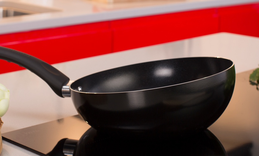 Image 9: Tower Angled Aluminium Wok Pan