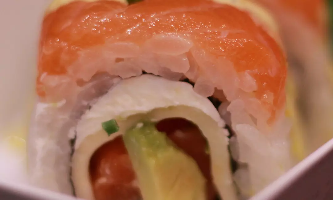 Saborea la gastronomía japonesa con un menú de sushi para 2 o 4