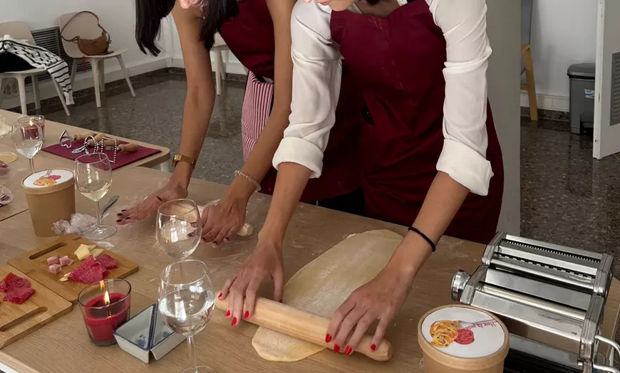 Image 7: ¡Taller de pasta fresca para 1 o 2 personas con bebida y picoteo!