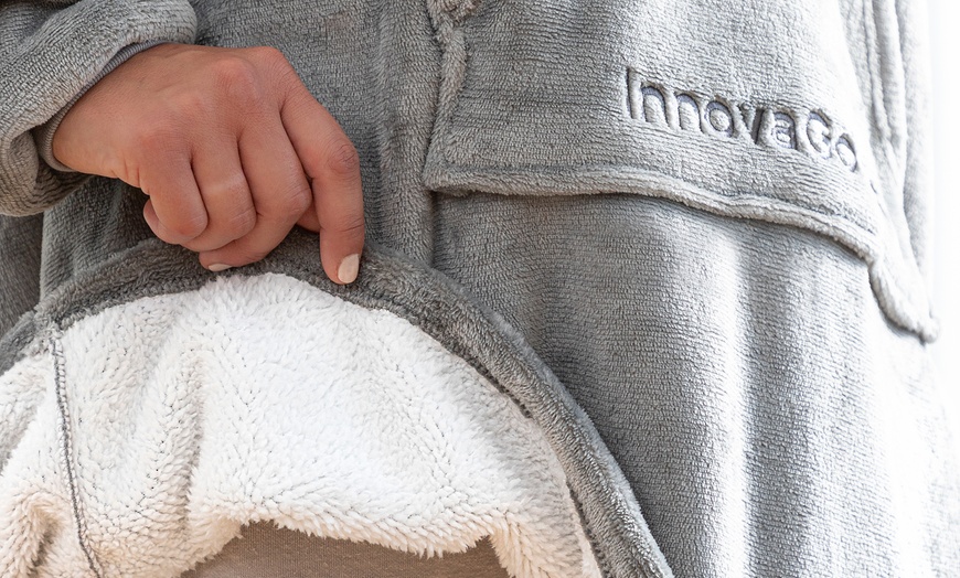 Image 2: InnovaGoods übergroße Sweatshirt-Decke Swug mit Fleece-Innenfutter