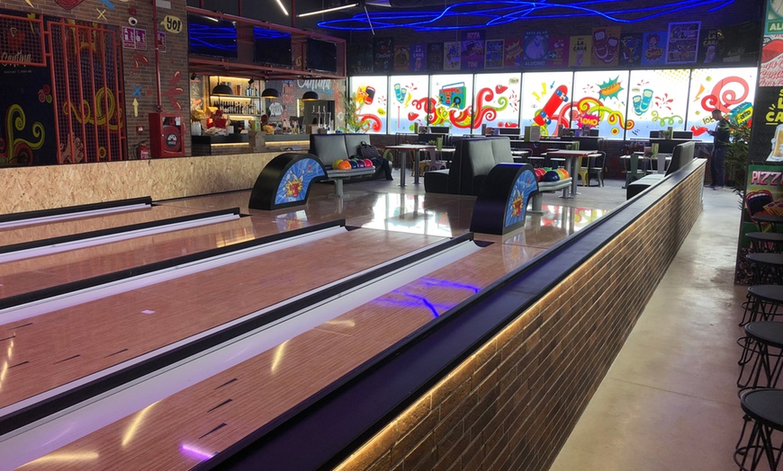 Image 10: 1 o 2 partidas de bolos con bebida en el Bowling Cantina