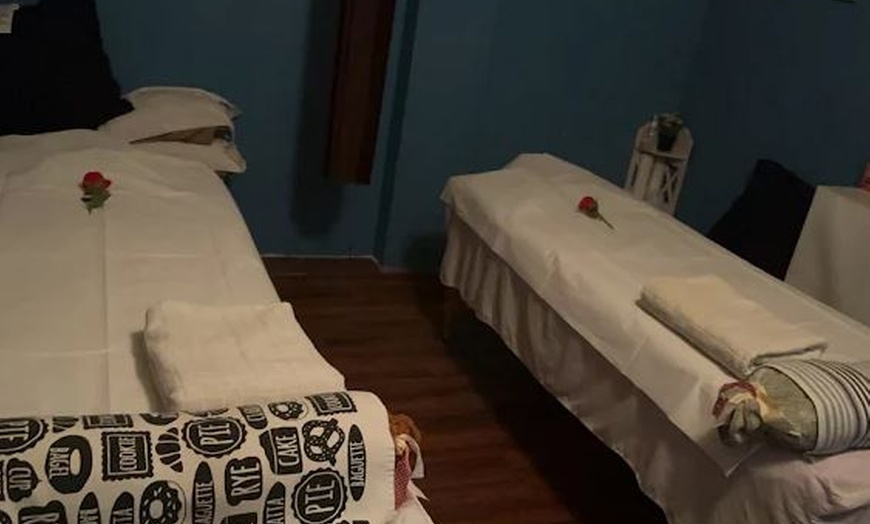 Image 2: Unwind w/ One or Couples 60 or 90 Min Deep Tissue or Swedish Massage
