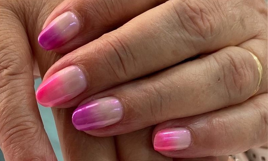 Image 10: 1 o 3 sesiones de manicura y/o pedicura, o puesta de gel o acrílicas