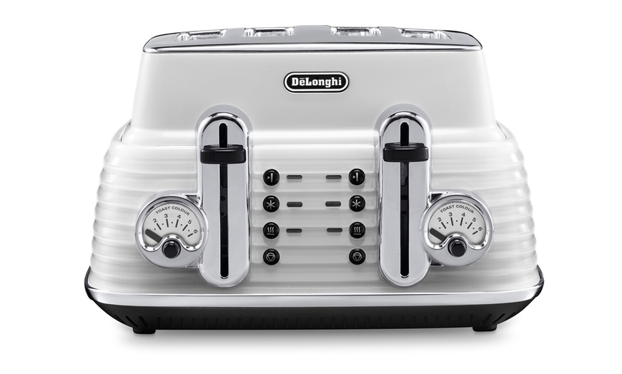 Image 7: DeLonghi Kettle and Toaster Set