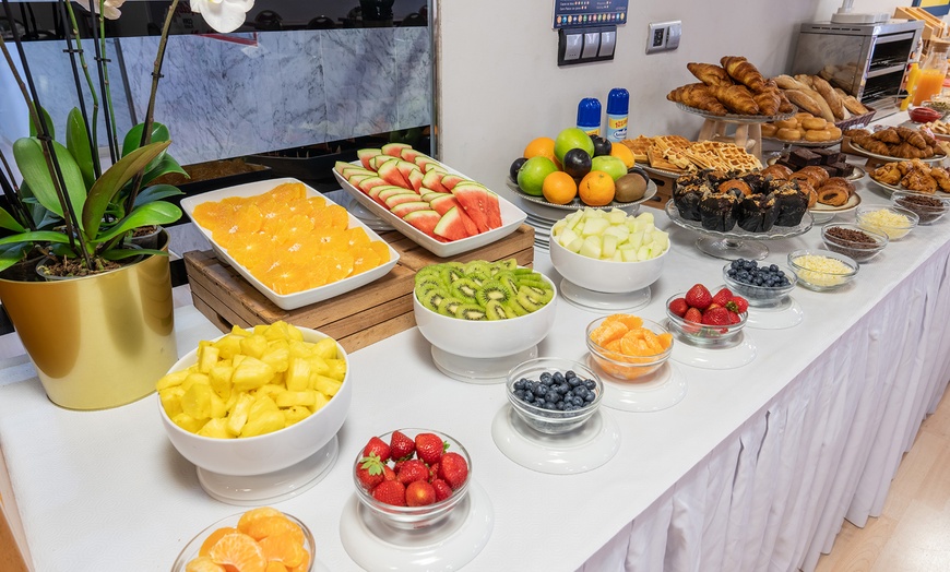 Image 9: Centro de Gijón: habitación doble con opción a desayuno