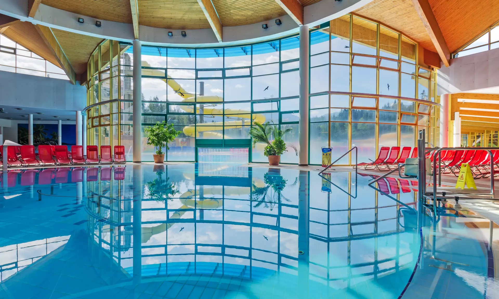 Baseny geotermalne i wodne atrakcje w Aquaparku Meander Oravice