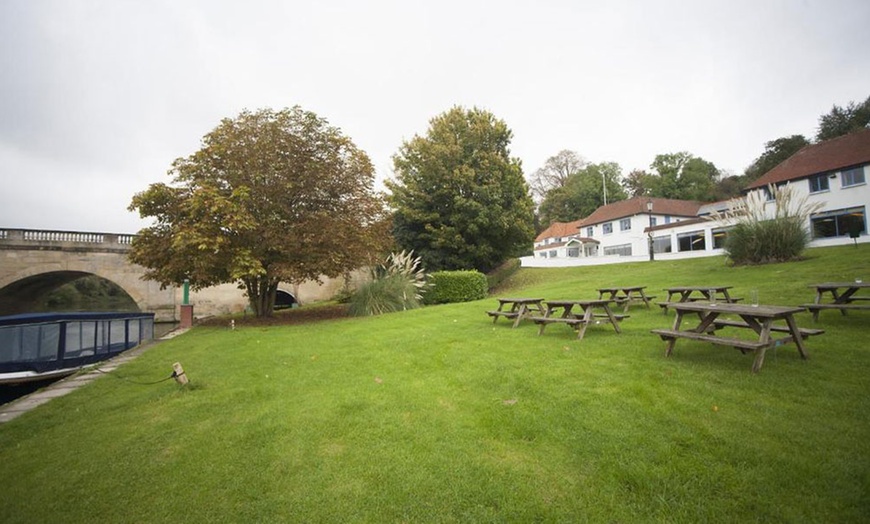 Image 3: Oxfordshire Escape: Overnight Stay for 2 with Breakfast, Dinner & Wine