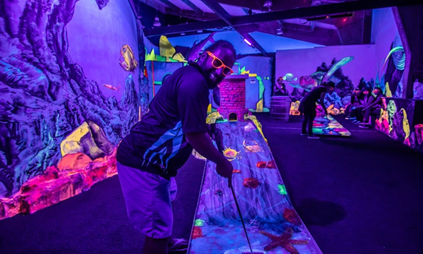 Image 1: Schwarzlichtminigolf: 90 Min. 3D-Neon-Minigolf für 2 oder 4 Personen