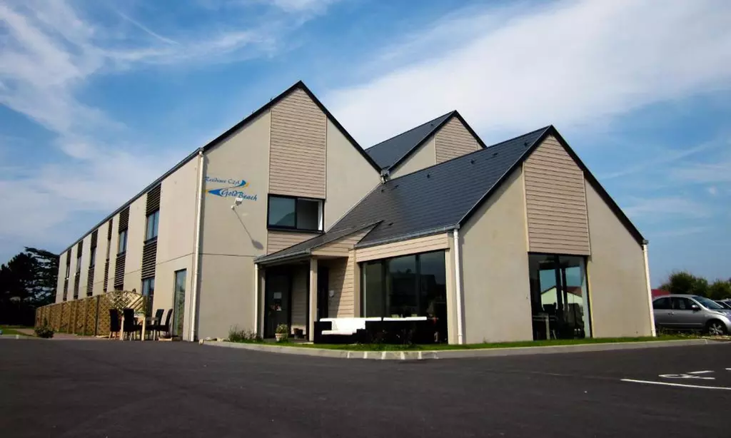 Normandie : chambre double ou appartement famille et parking, option pdj, pour 2 ou 4, à Gold Beach Hôtel And Residence - Primary Image