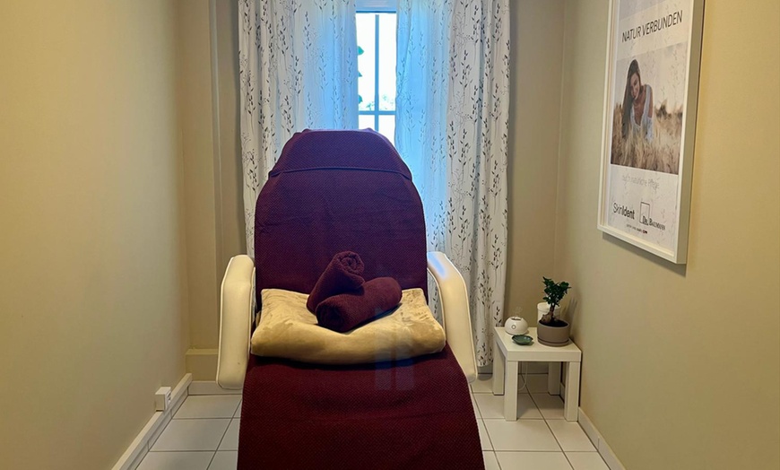 Image 5: 30-60 Min. Rücken- und Nackenmassage mit Aromaöl für 1 Dame