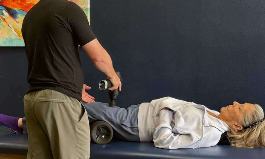 Image 4: Discover Tailored Stretches With 25 or 50 Minute Options 
