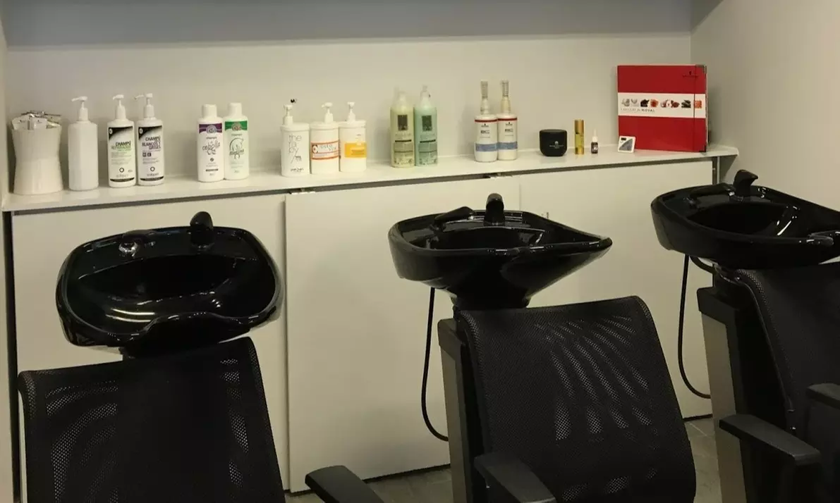 Lavado, corte, tinte de raíz e hidratación en Triangular Peluqueros