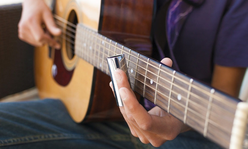 Image 1: Beginners' Guitar Online Course
