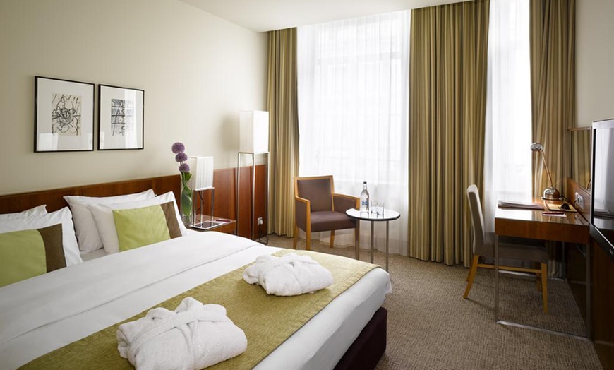 Image 5: London: 4* Classic or Superior Room Stay with Meals Discount