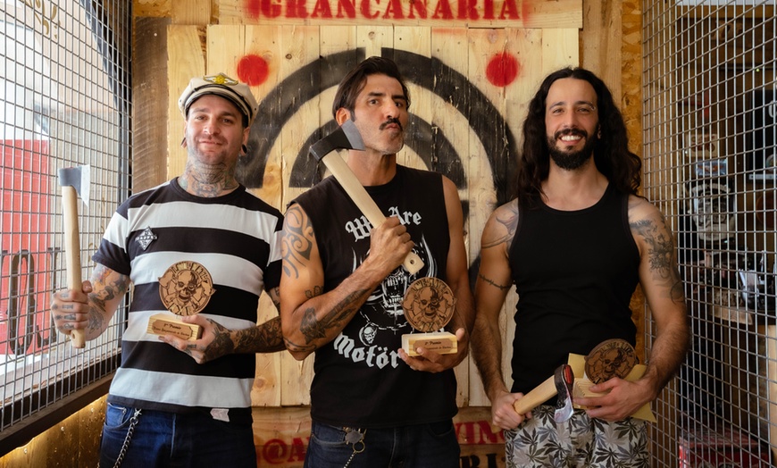 Image 5: ¡Viva el rock 'n' roll! Menú de hamburguesas con lanzamiento de hachas