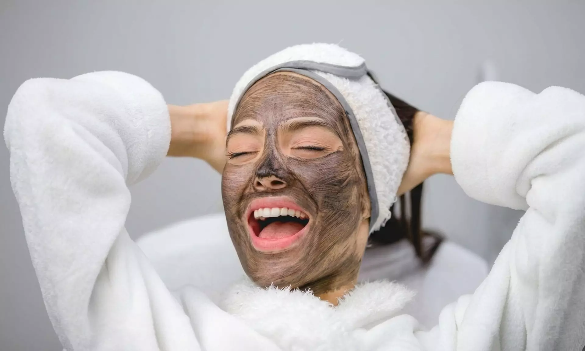 1 o 2 sesiones de Hollywood Peel facial con carbón activo y láser