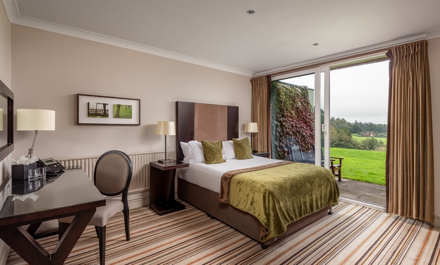 Image 5: Surrey: 4* Stay with Breakfast 