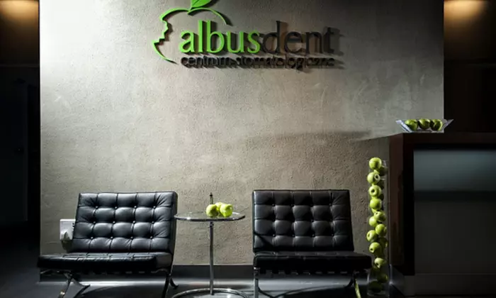 Skaling, piaskowanie, fluoryzacja i więcej dla 1 lub 2 osób