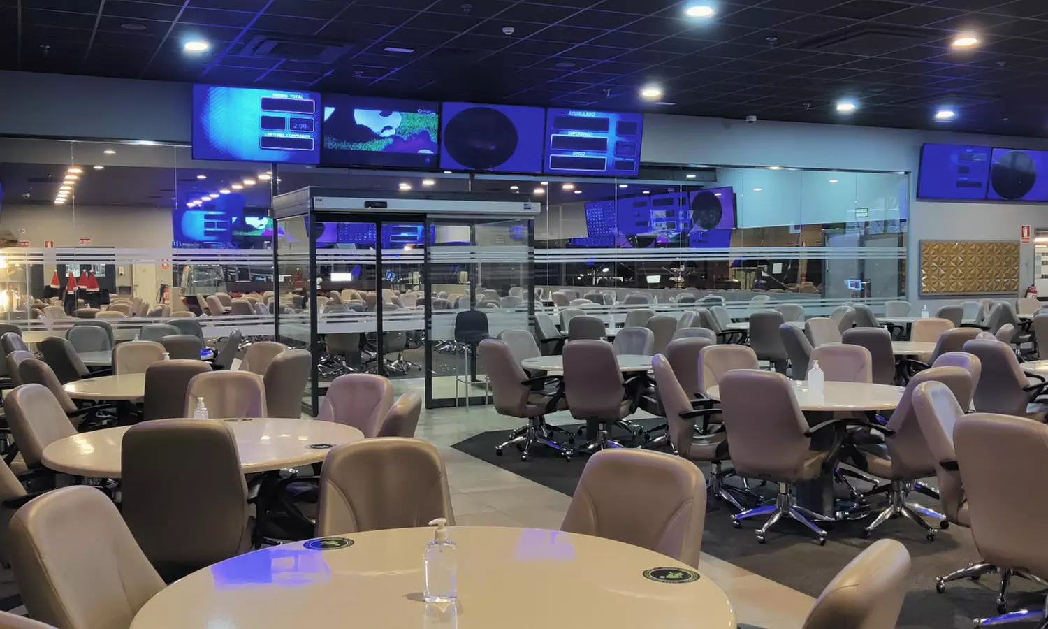 Cena en sala de bingo