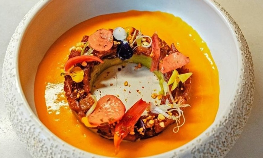 Image 11: Menú mediterráneo con postre y bebida o botella de vino para 2 o 4