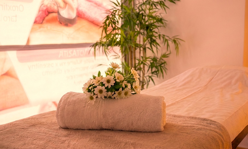 Image 3: Masaje relajante en pareja de 30 o 60 minutos con copa de cava