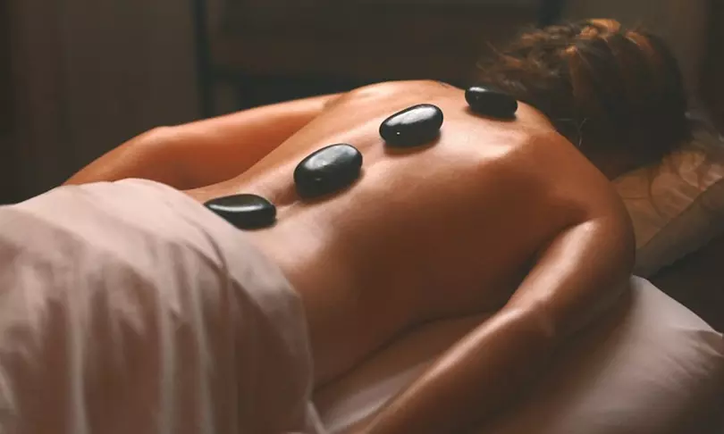 60 oder 90 Min. Thai Aromaöl- und Hot Stone Massage für 1 Person