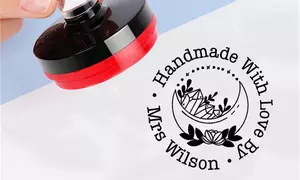 1 oder 2 personalisierbare Stempel mit eigenem Text in Design nach Wahl von Justyling (bis zu 80% sparen)