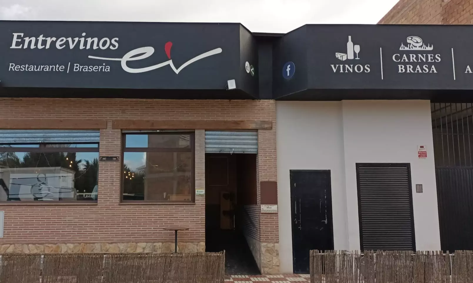 Menú de carne a la brasa y vino para 2 o 4 personas en Entrevinos