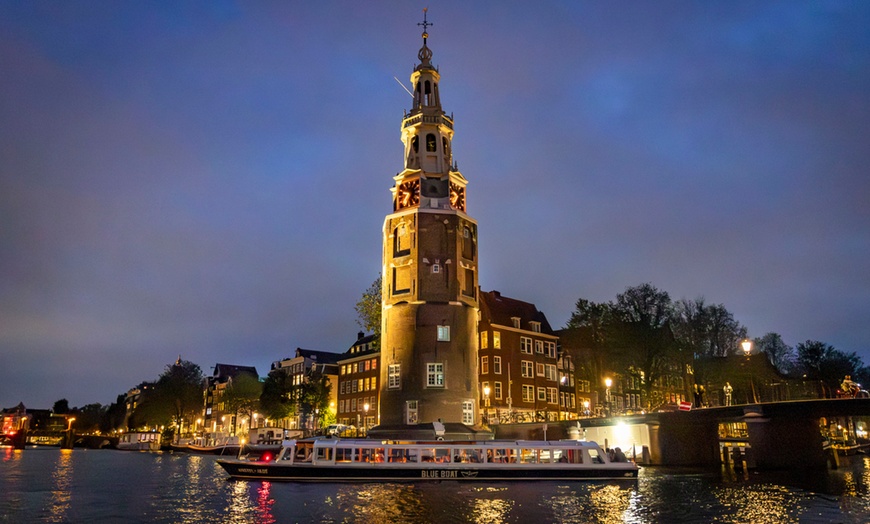 Image 6: Grachten vol lichtjes en legendes: een avondcruise door Amsterdam