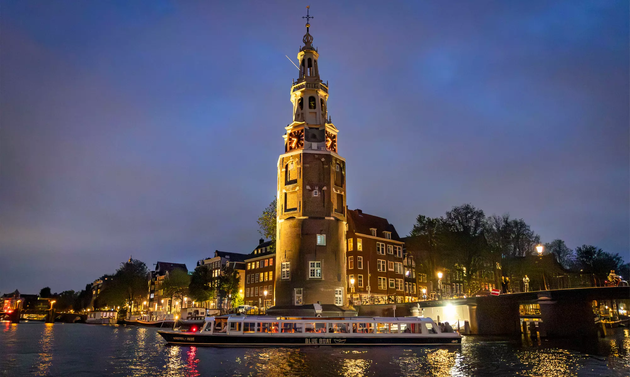 Grachten vol lichtjes en legendes: een avondcruise door Amsterdam