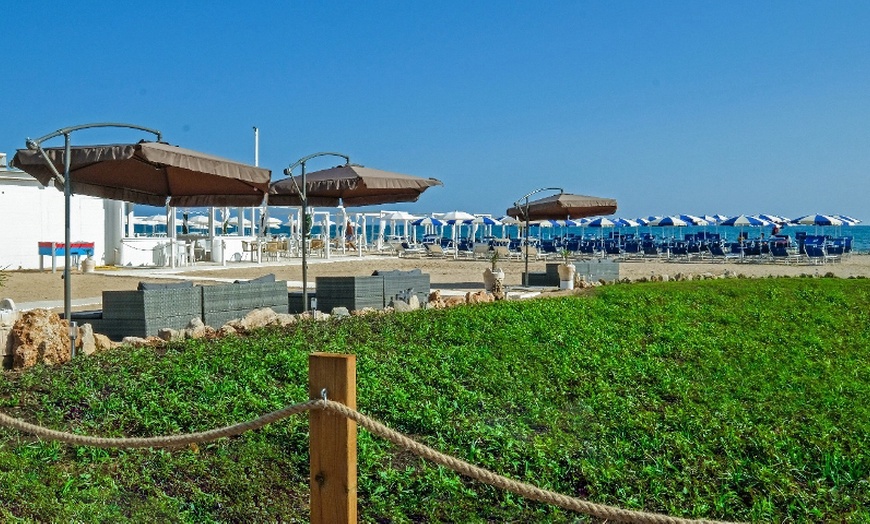 Image 5: Pescoluse: Ingresso in spiaggia con ombrellone e lettini per 2