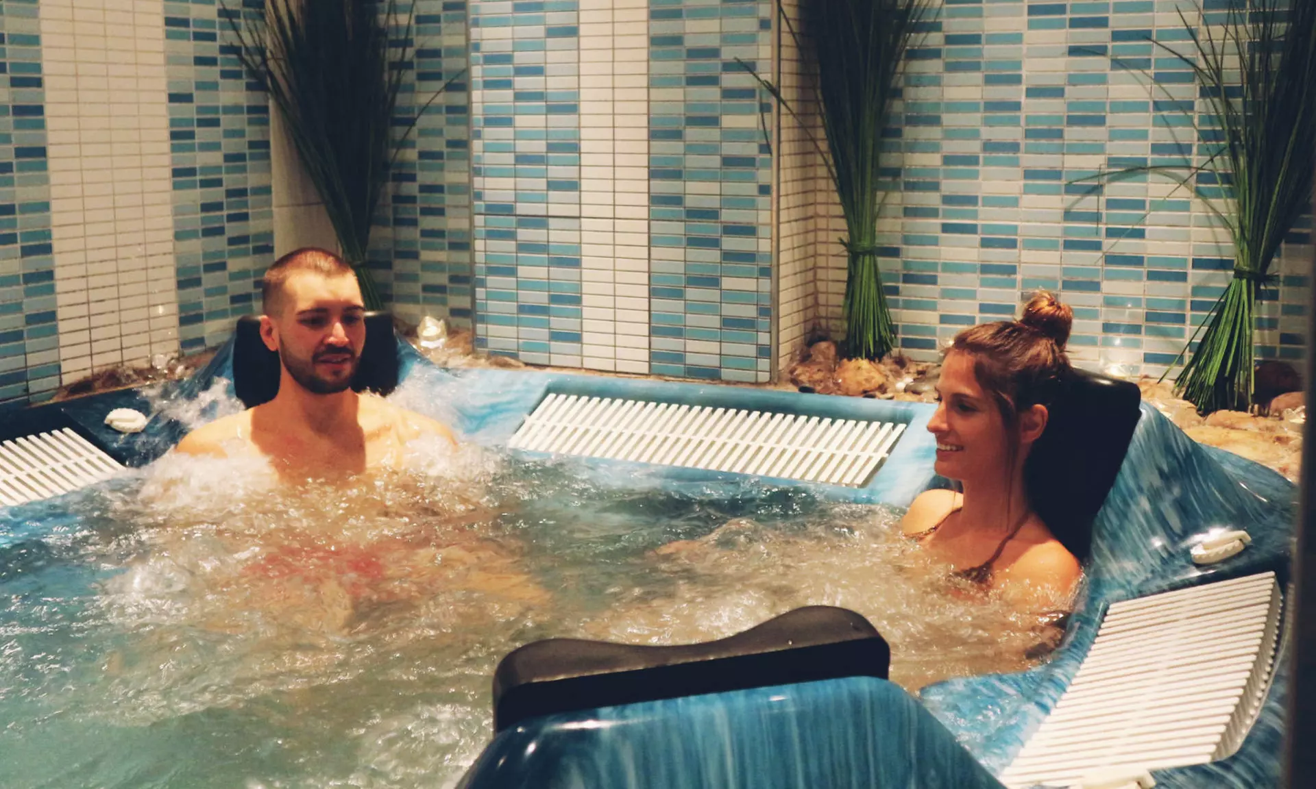 ¡Te mereces un cuidado extra! Circuito spa de 60 minutos con masaje relajante para 1 o 2, ahorra hasta un 54% - Second Medium