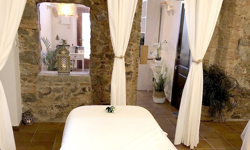 Image 12: Masajes con aromaterapia, aceites y ritual premium