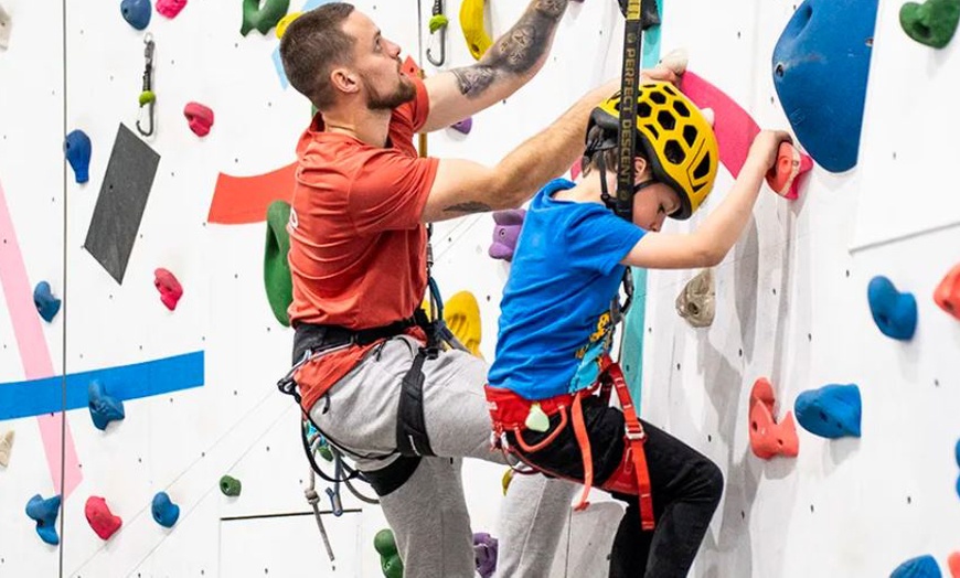 Image 5: Escalada libre o en familia con material y 1 h de profesor incluido