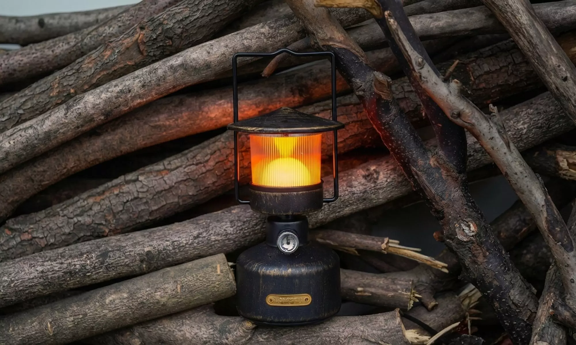 Draagbare vintage led-lantaarn met ingebouwde powerbank