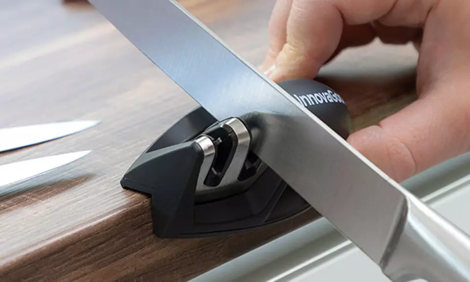 Petit aiguiseur à couteaux Innovagoods avec deux fentes, livraison offerte - Primary Image