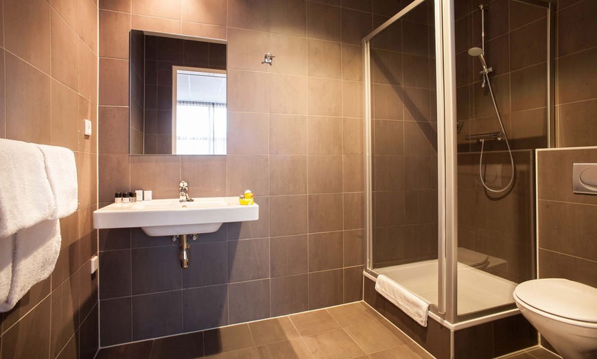 Image 10: Zaan Inn: twin- of king tweepersoonskamer of family suite met ontbijt