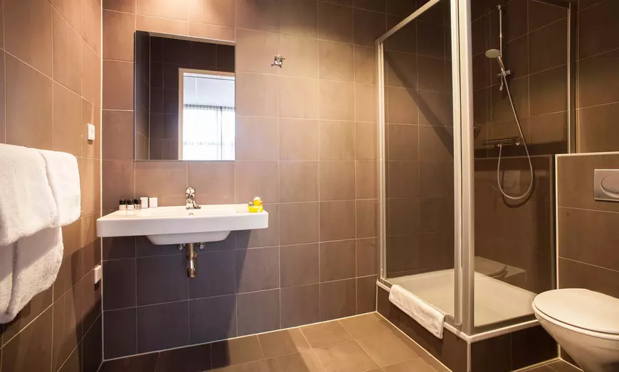 Image 10: Zaan Inn: twin- of king tweepersoonskamer of family suite met ontbijt