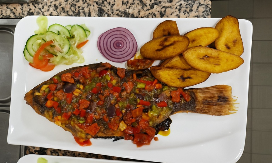 Image 1: Gegrillter Tilapia mit Kochbananen / Maniok und Getränk für 1-4 Pers.