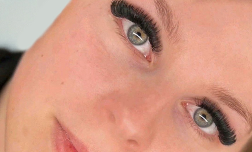 Image 5: Klassische Gesichtsbehandlung &/oder Wimpernverlängerung für 1 Person