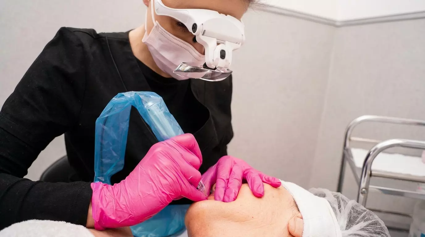 Podkreśl naturalne piękno: makijaż permanentny ust, brwi lub oczu