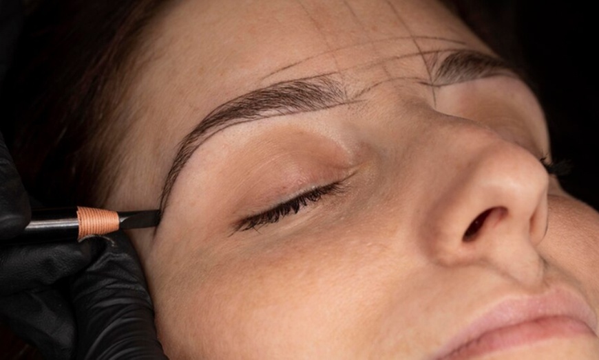 Image 2: Micropigmentación de cejas, pecas o labios con acabado natural