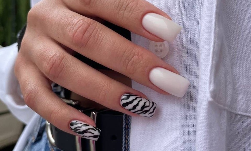 Image 3: Manicure hybrydowy na każdą okazję