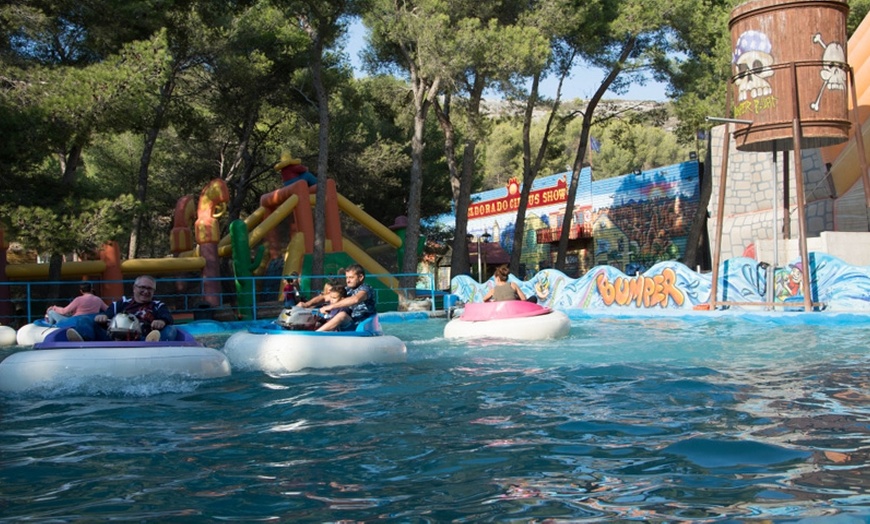 Image 21: Entrée au Magic Park Land en famille