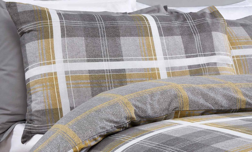 Image 2: Reversible Check Duvet Set