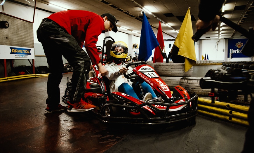 Image 2: 15 oder 45 Min. Kart fahren inkl. Helm & Sturmhaube für 1 Person