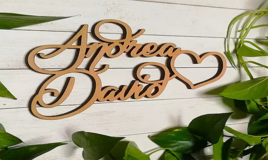 Personalisierbarer Schriftzug aus Holz mit 2 Namen und Herz