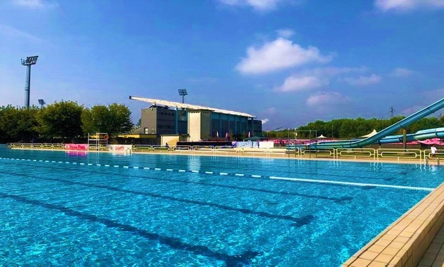 Image 1: Ingresso in piscina con scivolo alle Piscine di Viadana