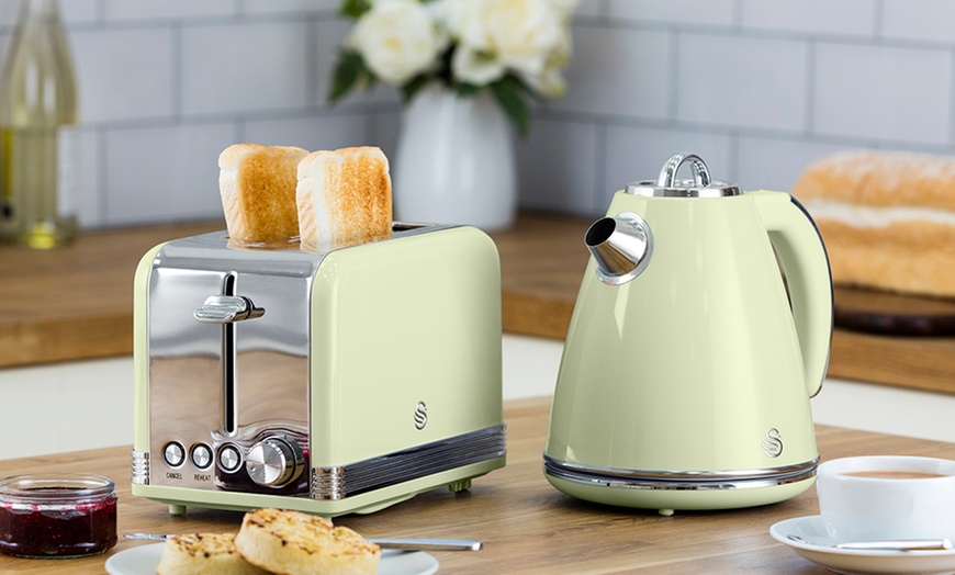 Image 12: Swan Retro Jug Kettle and Toaster