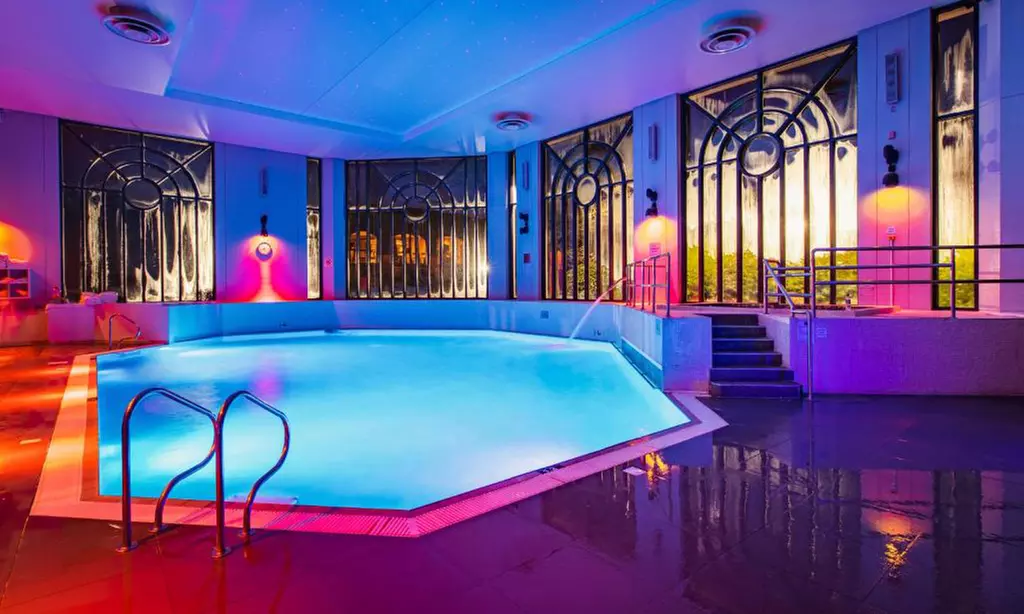 Buckinghamshire: King Room with Breakfast, Dinner & Late Check-Out